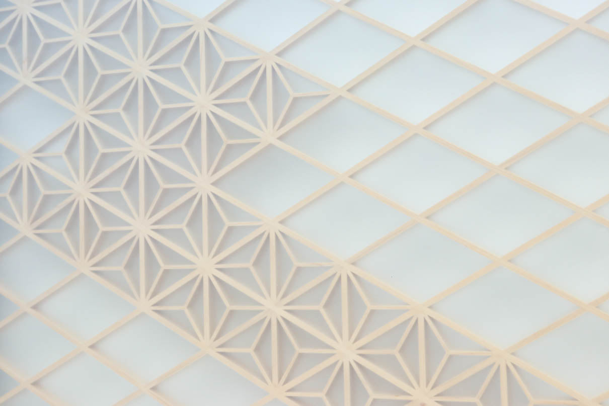 幅670ミリ　麻の葉組子が絢爛な眺めを描くガラス戸セット　F8615　在庫2枚二組