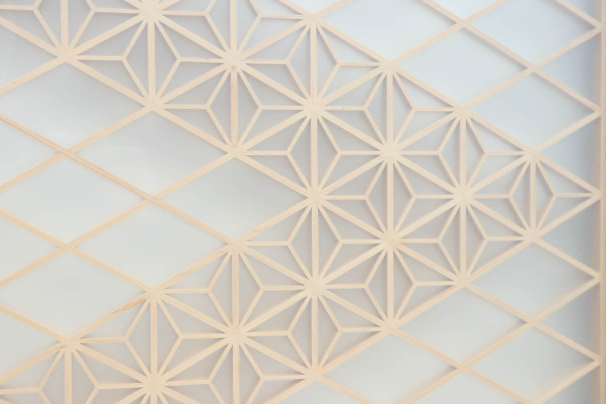 幅670ミリ　麻の葉組子が絢爛な眺めを描くガラス戸セット　F8615　在庫2枚二組