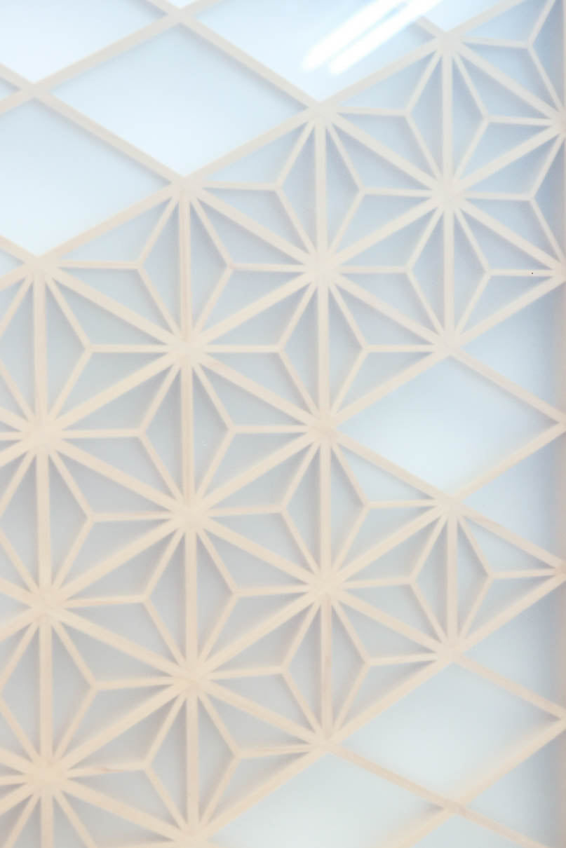 幅670ミリ　麻の葉組子が絢爛な眺めを描くガラス戸セット　F8615　在庫2枚二組