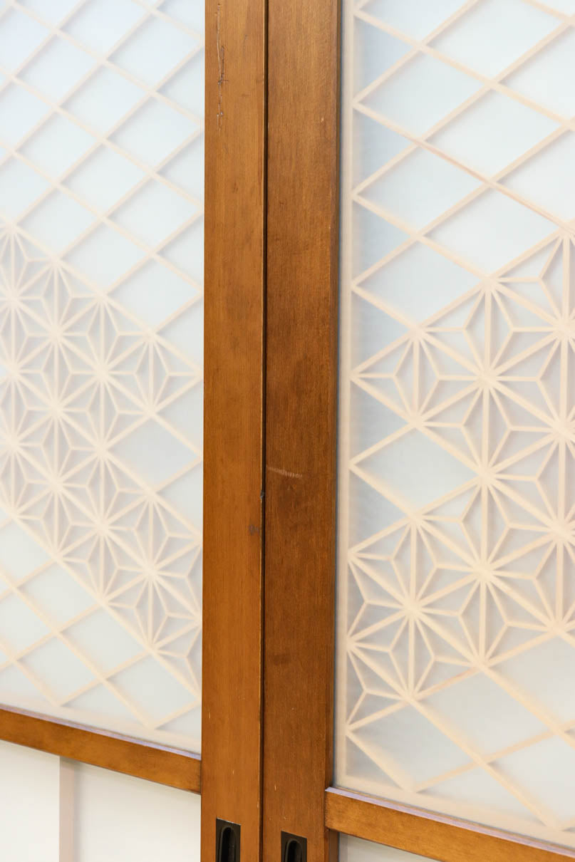 幅670ミリ　麻の葉組子が絢爛な眺めを描くガラス戸セット　F8615　在庫2枚二組