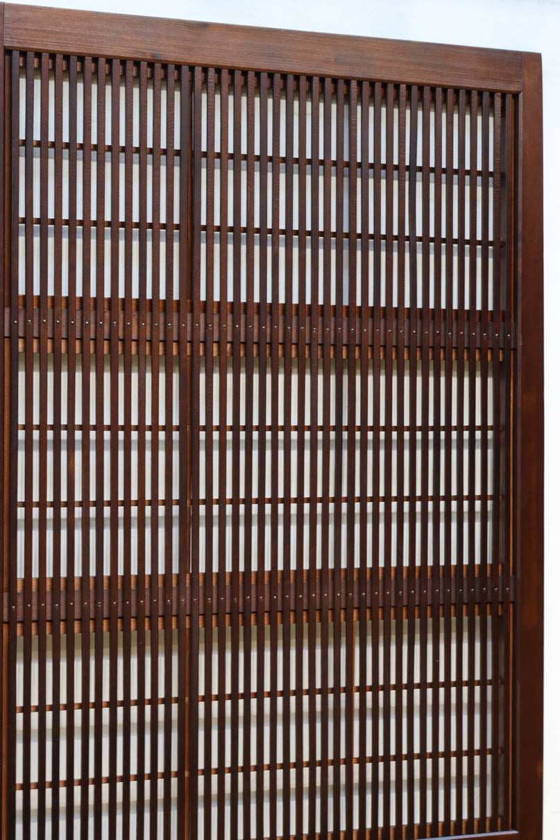 幅670ミリ　スリムサイズ！！ 杢目が浮かぶ古色の色彩で風情高まる大阪格子戸　F8620　在庫4枚