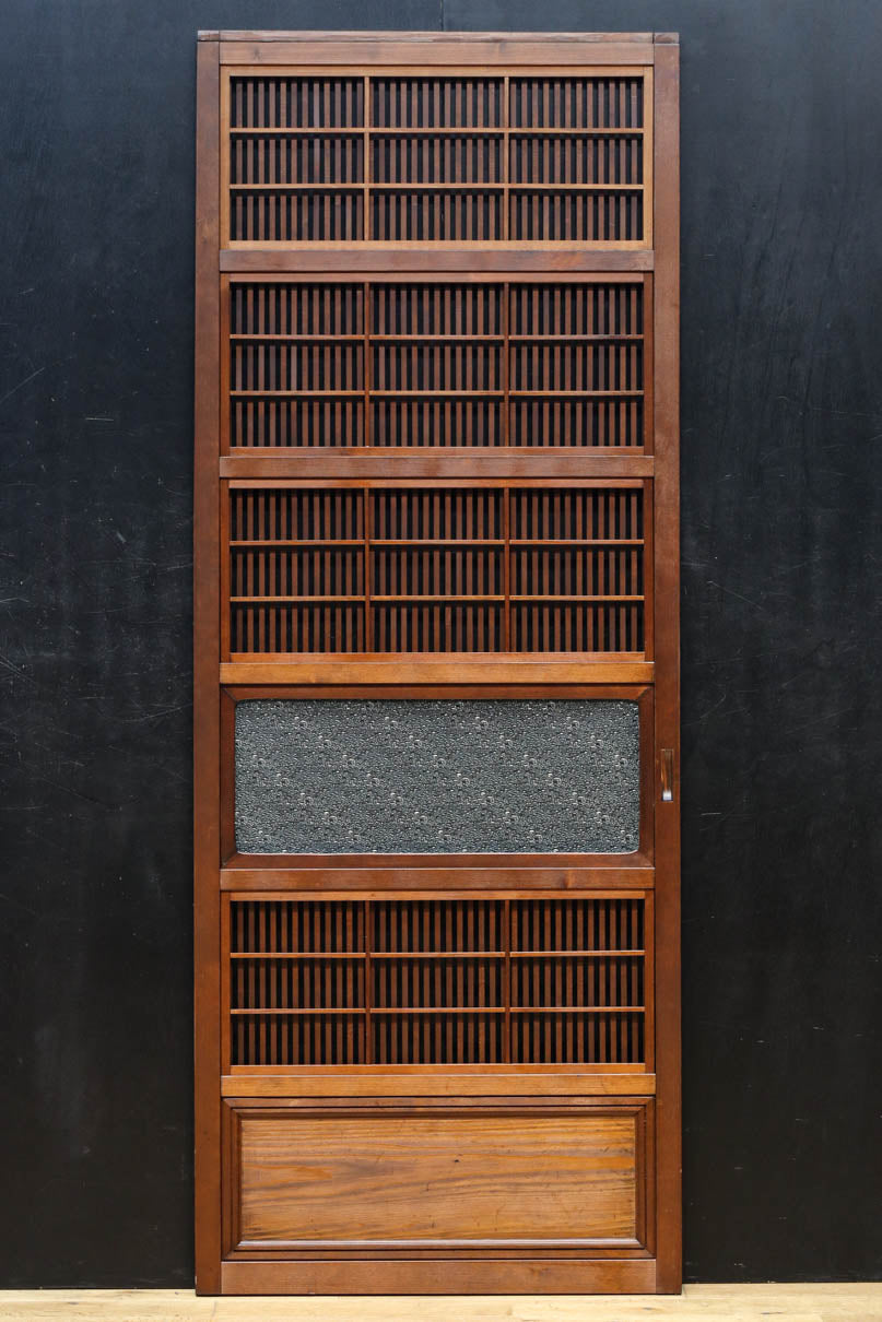 幅670ミリ　スリムサイズ！！ 杢目が浮かぶ古色の色彩で風情高まる大阪格子戸　F8620　在庫4枚