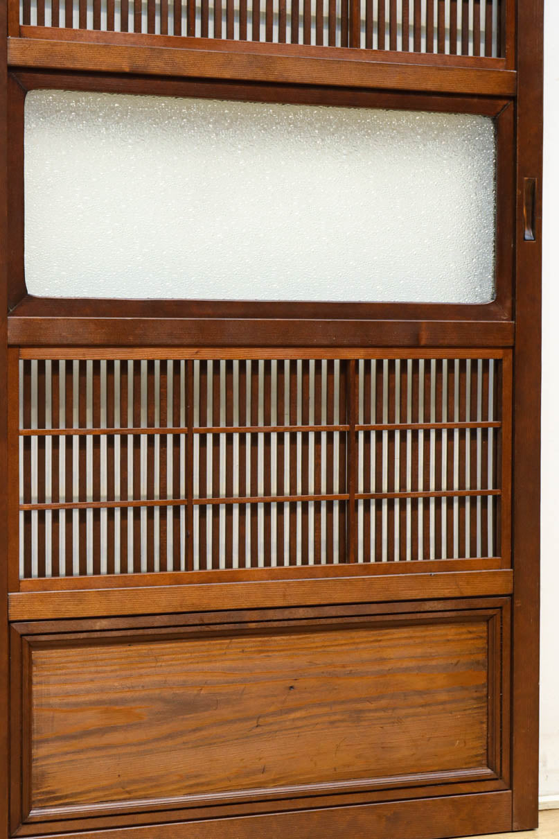 幅670ミリ　スリムサイズ！！ 杢目が浮かぶ古色の色彩で風情高まる大阪格子戸　F8620　在庫4枚