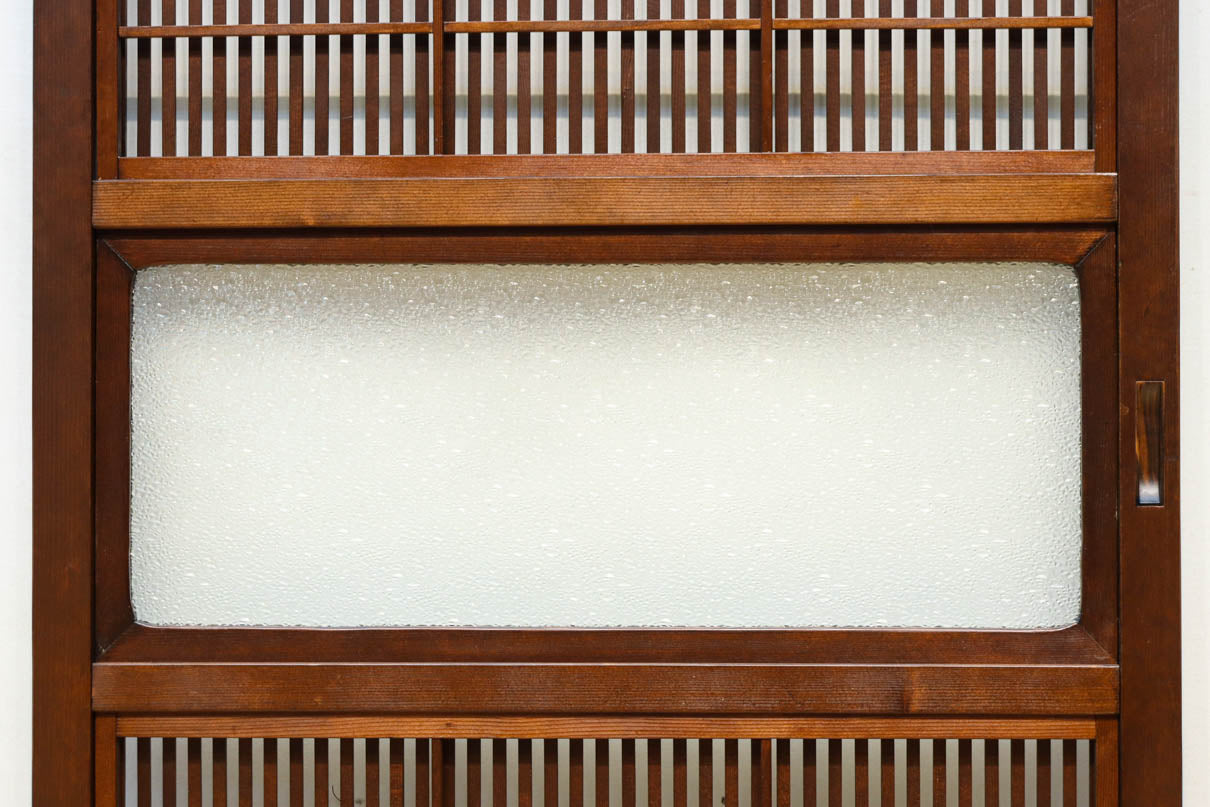 幅670ミリ　スリムサイズ！！ 杢目が浮かぶ古色の色彩で風情高まる大阪格子戸　F8620　在庫4枚