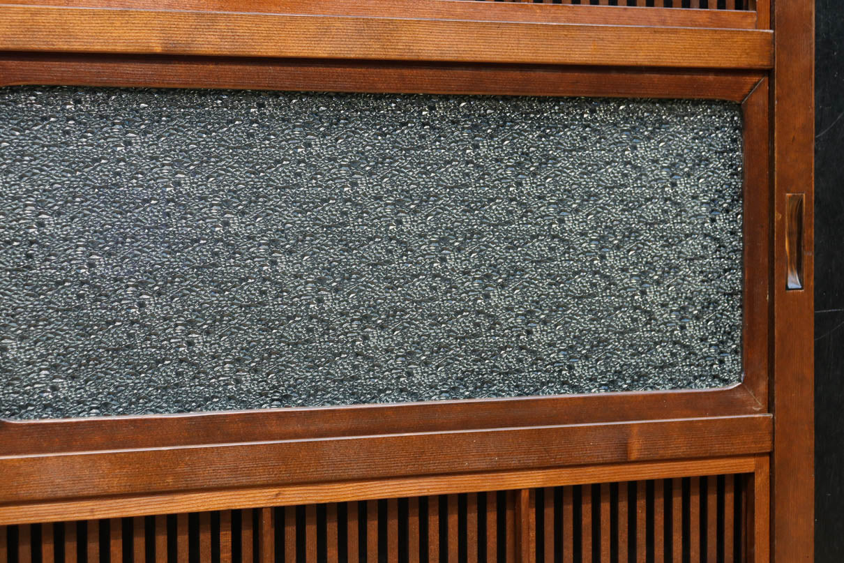 幅670ミリ　スリムサイズ！！ 杢目が浮かぶ古色の色彩で風情高まる大阪格子戸　F8620　在庫4枚