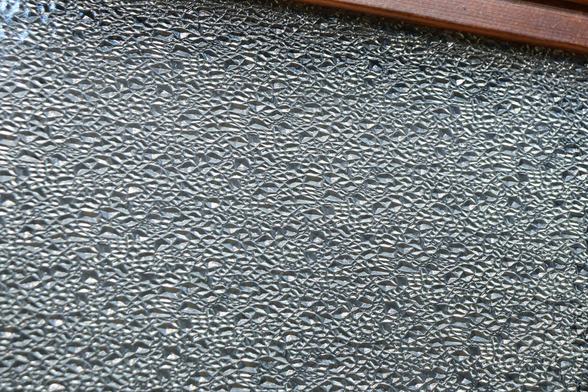 幅670ミリ　スリムサイズ！！ 杢目が浮かぶ古色の色彩で風情高まる大阪格子戸　F8620　在庫4枚