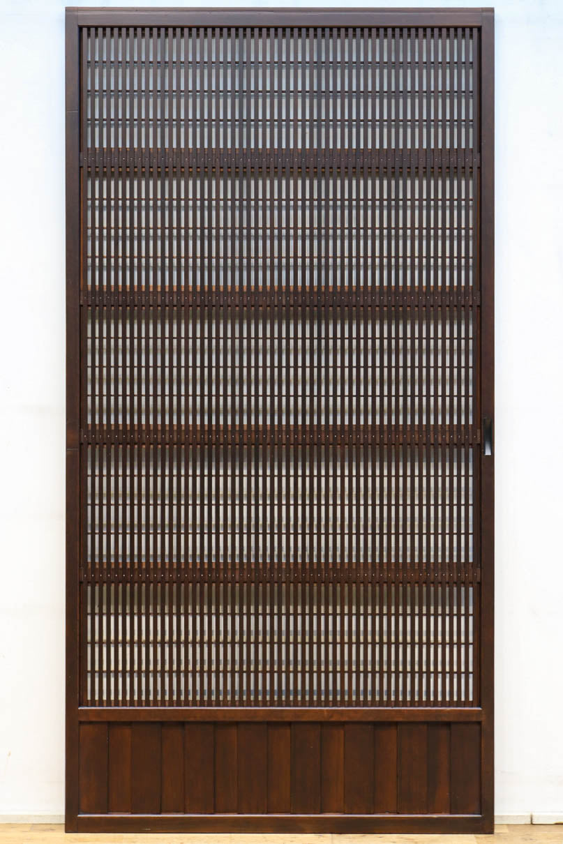 幅920ミリ　無双窓作りの腰板で和の面持ちある格子戸　F8622　在庫4枚