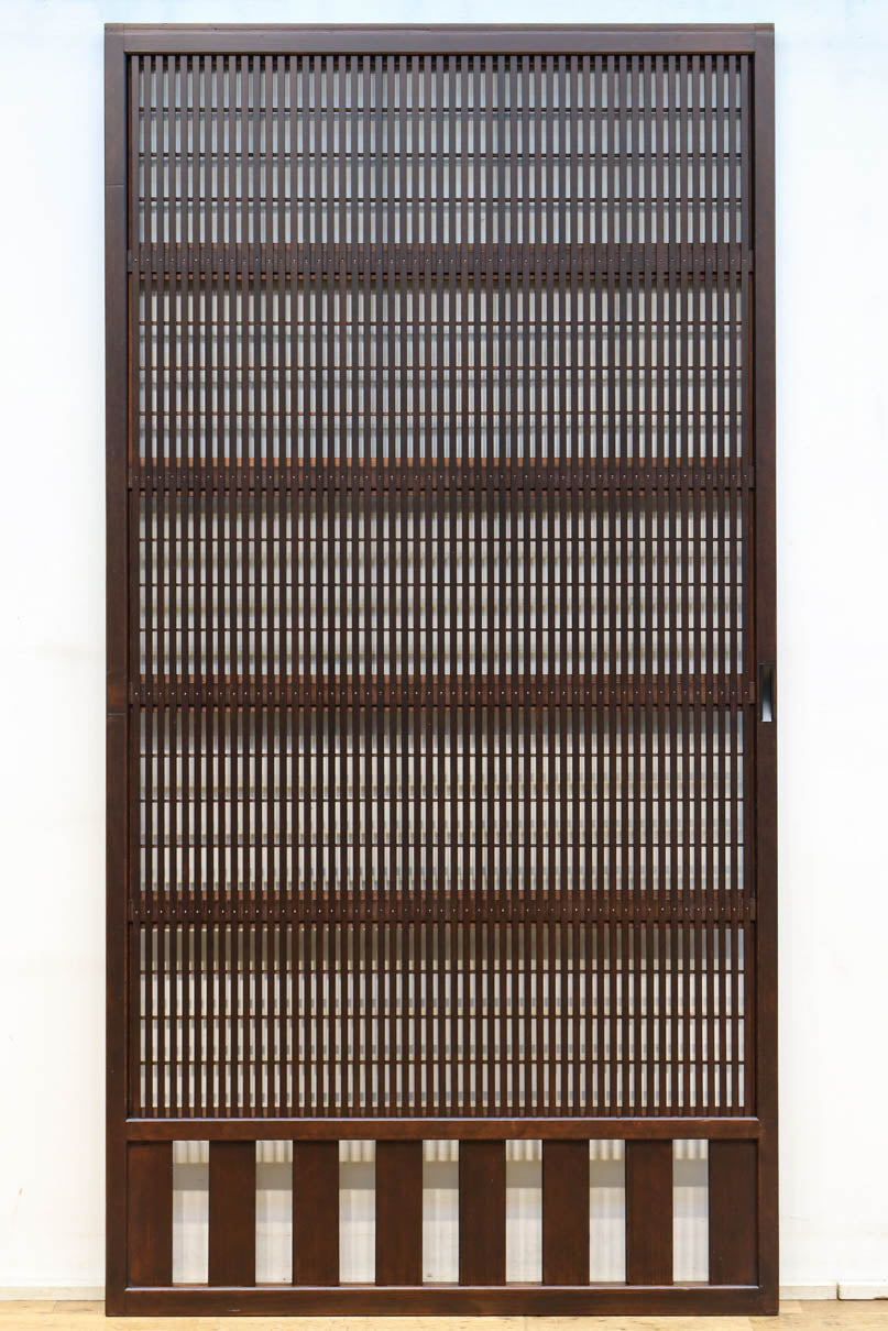 幅920ミリ　無双窓作りの腰板で和の面持ちある格子戸　F8622　在庫4枚