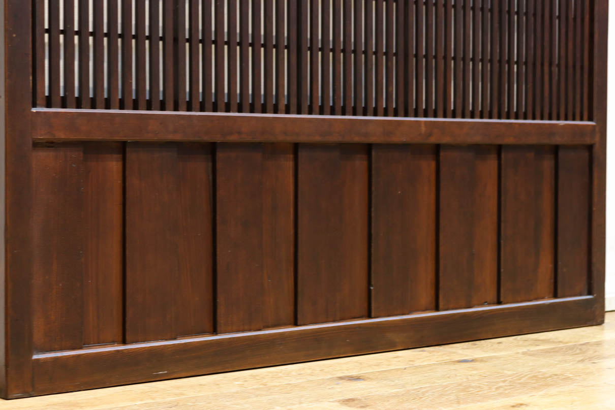 幅920ミリ　無双窓作りの腰板で和の面持ちある格子戸　F8622　在庫4枚