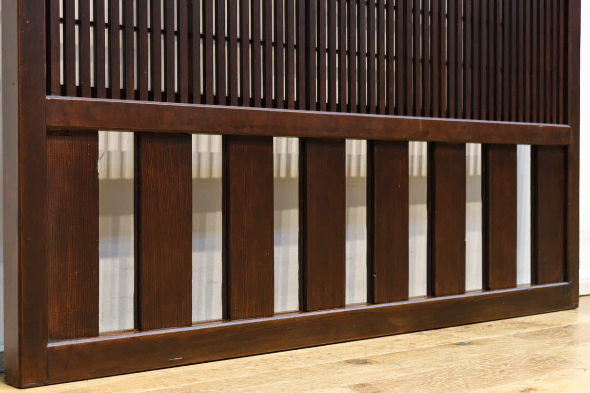 幅920ミリ　無双窓作りの腰板で和の面持ちある格子戸　F8622　在庫4枚