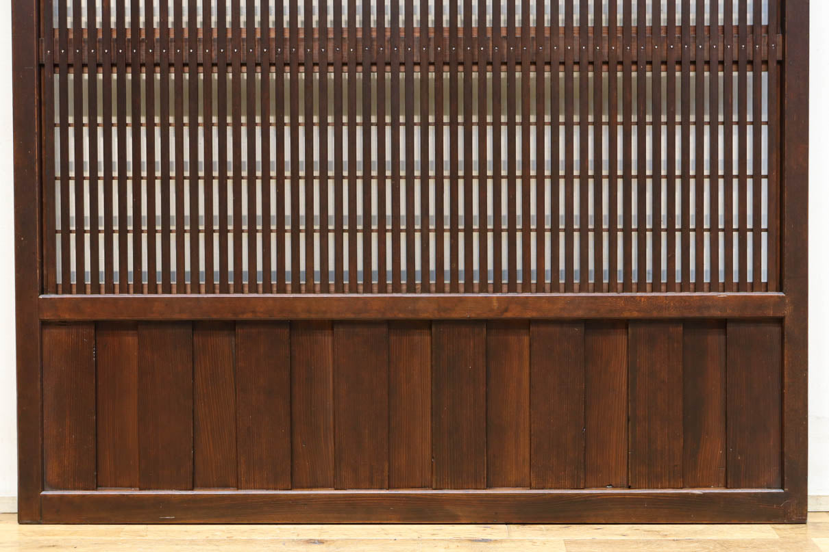 幅920ミリ　無双窓作りの腰板で和の面持ちある格子戸　F8622　在庫4枚