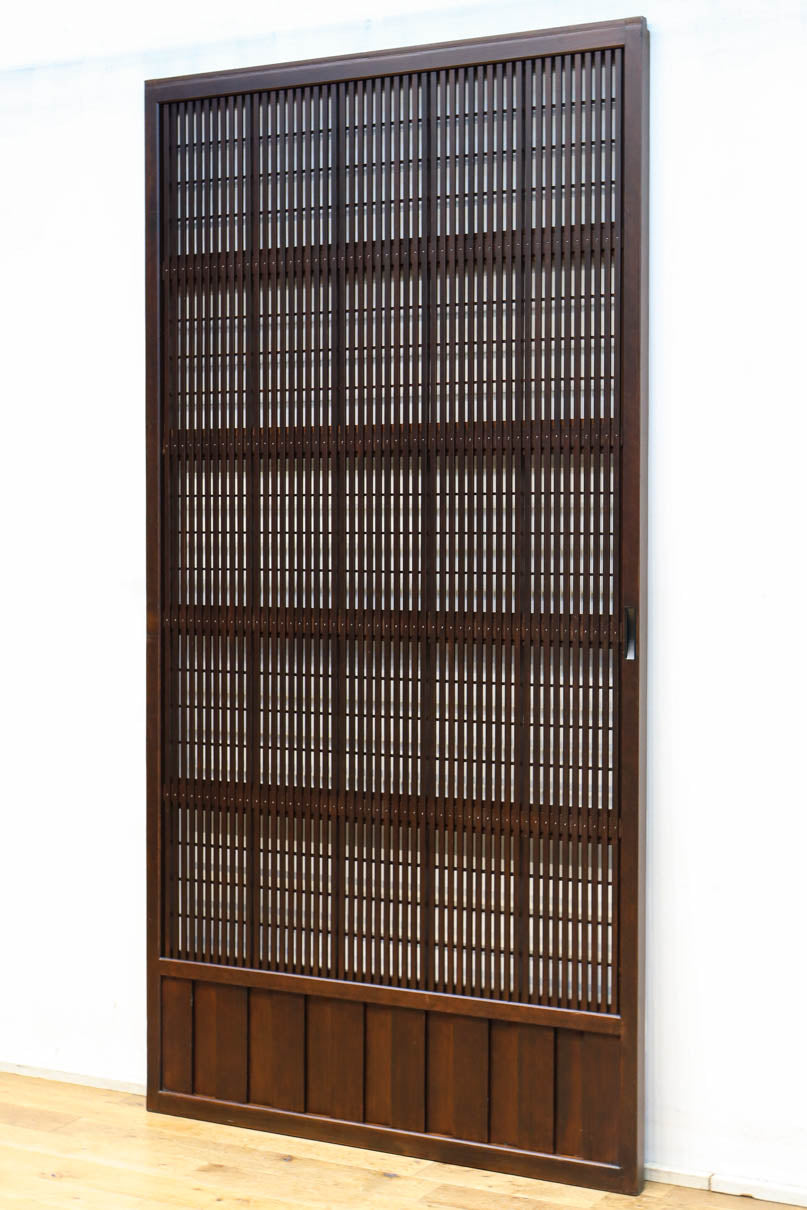 幅920ミリ　無双窓作りの腰板で和の面持ちある格子戸　F8622　在庫4枚