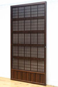 幅920ミリ　無双窓作りの腰板で和の面持ちある格子戸　F8622　在庫4枚