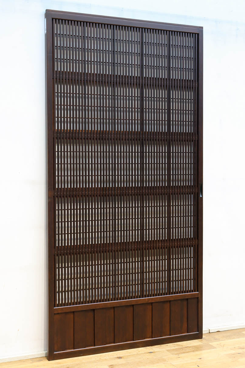 幅920ミリ　無双窓作りの腰板で和の面持ちある格子戸　F8622　在庫4枚