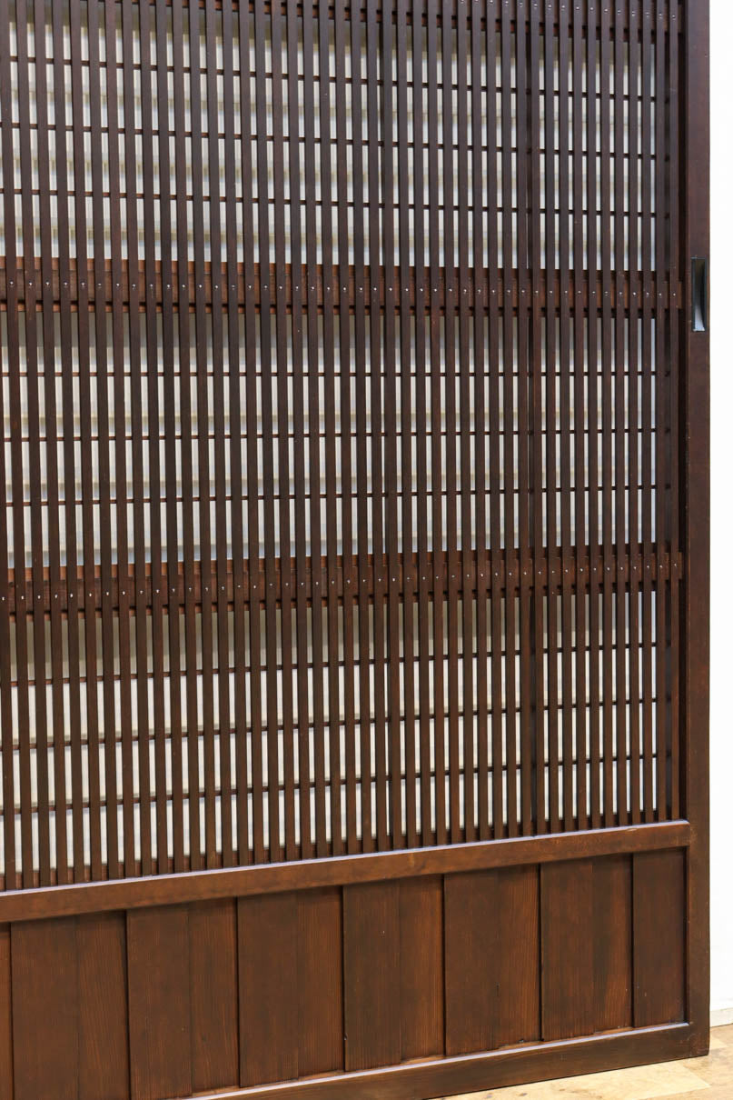 幅920ミリ　無双窓作りの腰板で和の面持ちある格子戸　F8622　在庫4枚