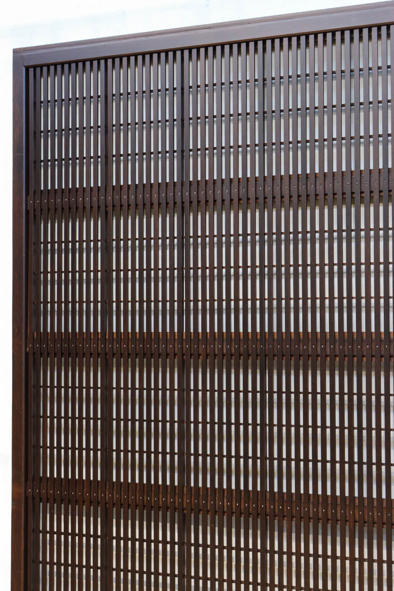 幅920ミリ　無双窓作りの腰板で和の面持ちある格子戸　F8622　在庫4枚