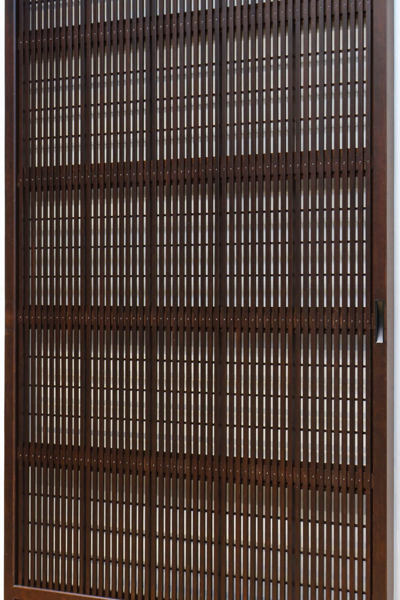 幅920ミリ　無双窓作りの腰板で和の面持ちある格子戸　F8622　在庫4枚