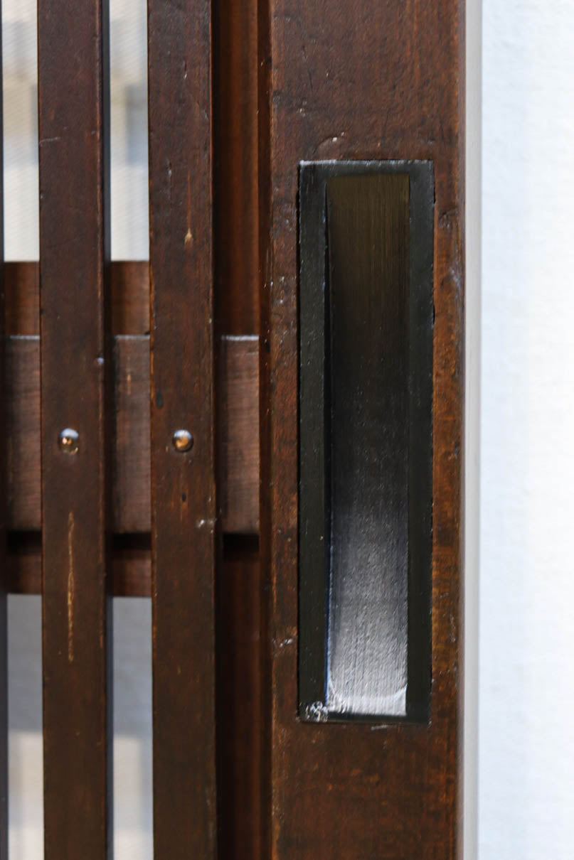 幅920ミリ　無双窓作りの腰板で和の面持ちある格子戸　F8622　在庫4枚