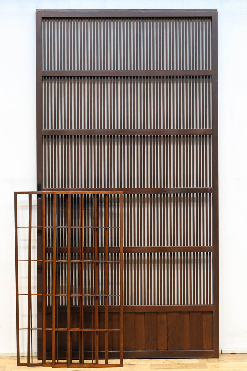 幅920ミリ　無双窓作りの腰板で和の面持ちある格子戸　F8622　在庫4枚