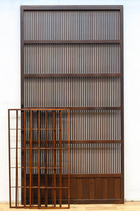 幅920ミリ　無双窓作りの腰板で和の面持ちある格子戸　F8622　在庫4枚