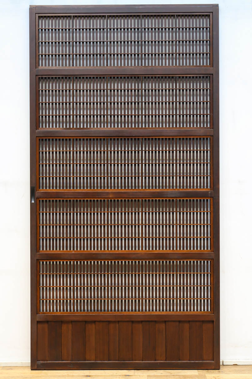 幅920ミリ　無双窓作りの腰板で和の面持ちある格子戸　F8622　在庫4枚