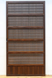 幅920ミリ　無双窓作りの腰板で和の面持ちある格子戸　F8622　在庫4枚