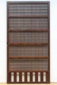 幅920ミリ　無双窓作りの腰板で和の面持ちある格子戸　F8622　在庫4枚