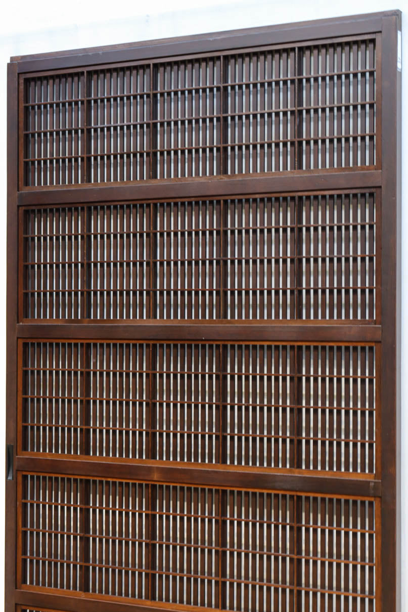 幅920ミリ　無双窓作りの腰板で和の面持ちある格子戸　F8622　在庫4枚