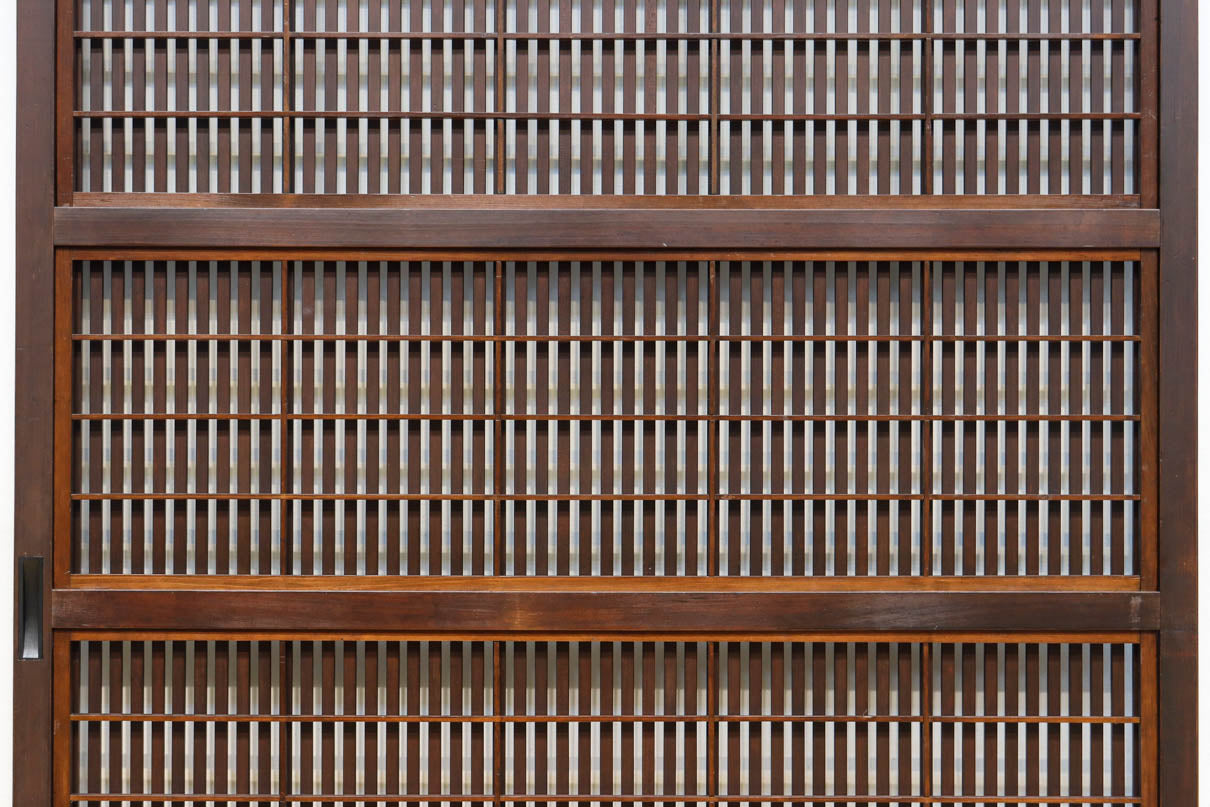 幅920ミリ　無双窓作りの腰板で和の面持ちある格子戸　F8622　在庫4枚