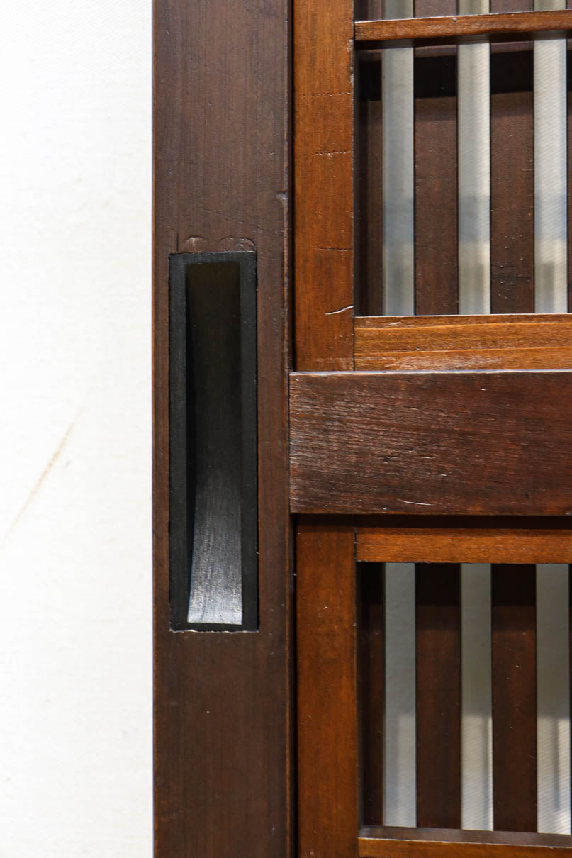 幅920ミリ　無双窓作りの腰板で和の面持ちある格子戸　F8622　在庫4枚