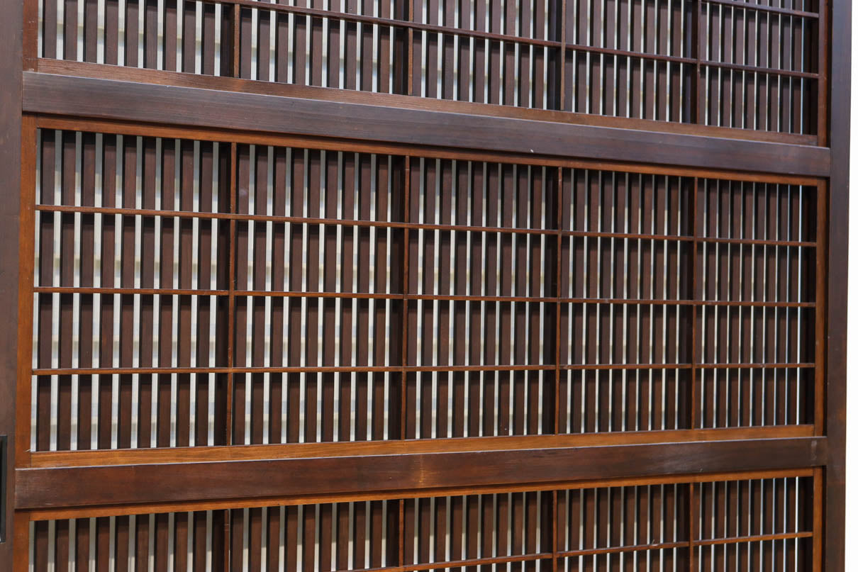 幅920ミリ　無双窓作りの腰板で和の面持ちある格子戸　F8622　在庫4枚