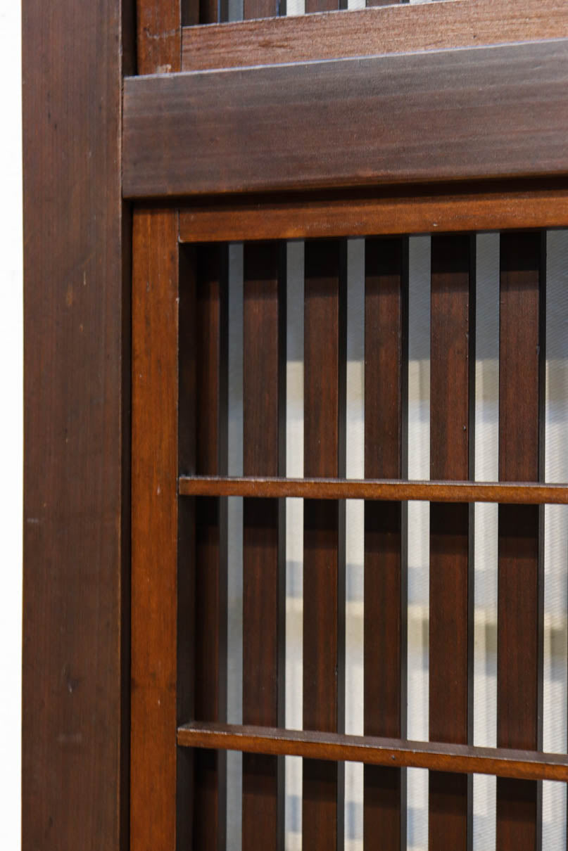 幅920ミリ　無双窓作りの腰板で和の面持ちある格子戸　F8622　在庫4枚