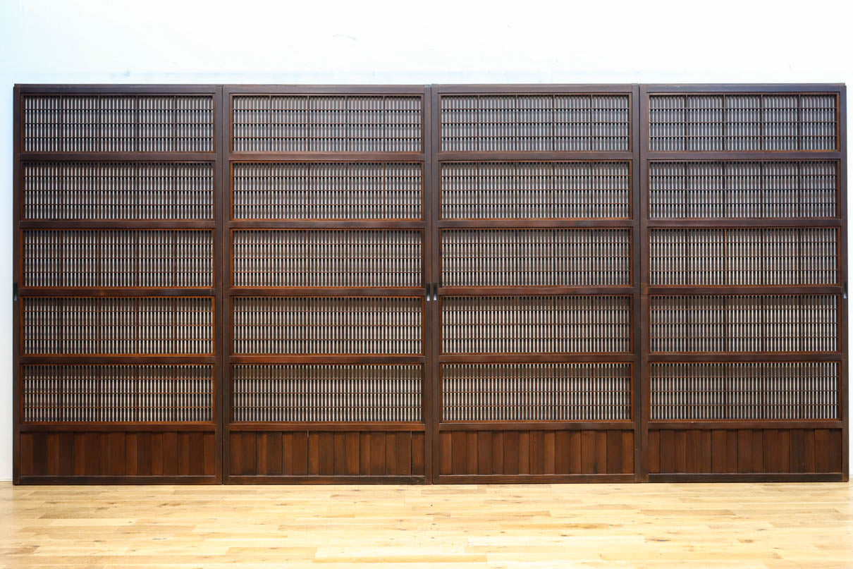 幅920ミリ　無双窓作りの腰板で和の面持ちある格子戸　F8622　在庫4枚