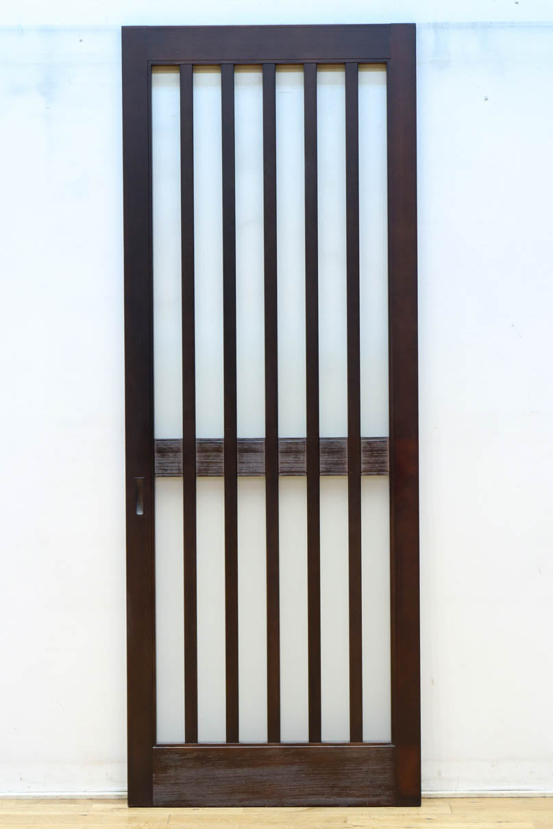幅685ミリ　落ち着いた面持ちある半スリガラス入り全面角太格子戸　F8639　在庫4枚