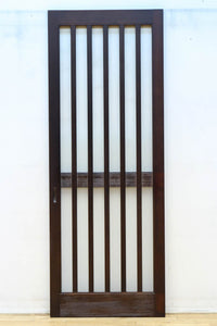 幅685ミリ　落ち着いた面持ちある半スリガラス入り全面角太格子戸　F8639　在庫4枚