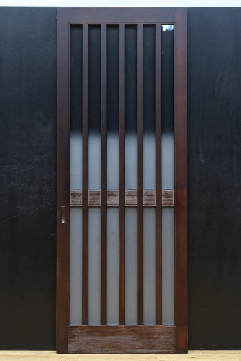 幅685ミリ　落ち着いた面持ちある半スリガラス入り全面角太格子戸　F8639　在庫4枚