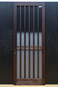 幅685ミリ　落ち着いた面持ちある半スリガラス入り全面角太格子戸　F8639　在庫4枚