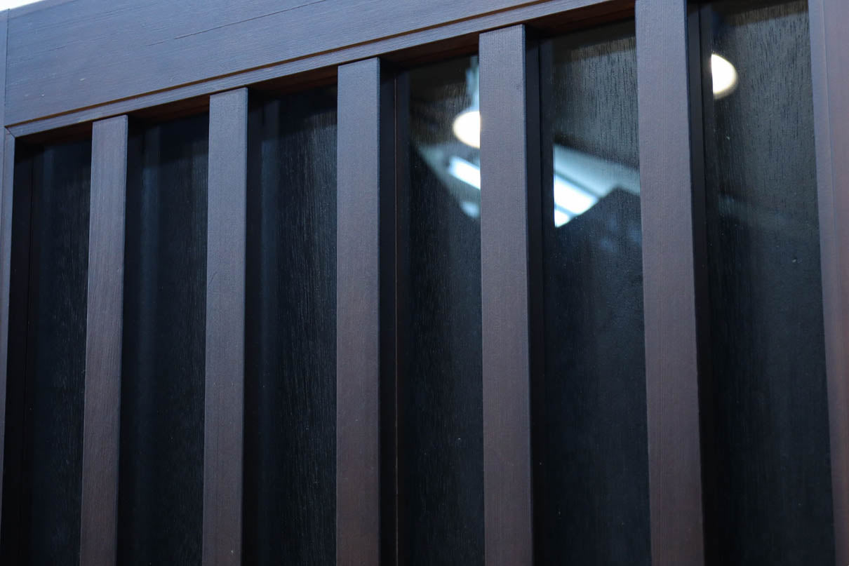 幅685ミリ　落ち着いた面持ちある半スリガラス入り全面角太格子戸　F8639　在庫4枚