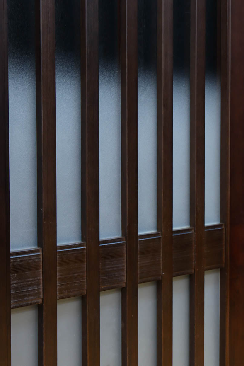 幅685ミリ　落ち着いた面持ちある半スリガラス入り全面角太格子戸　F8639　在庫4枚