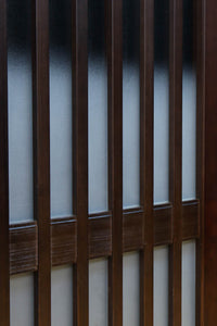 幅685ミリ　落ち着いた面持ちある半スリガラス入り全面角太格子戸　F8639　在庫4枚