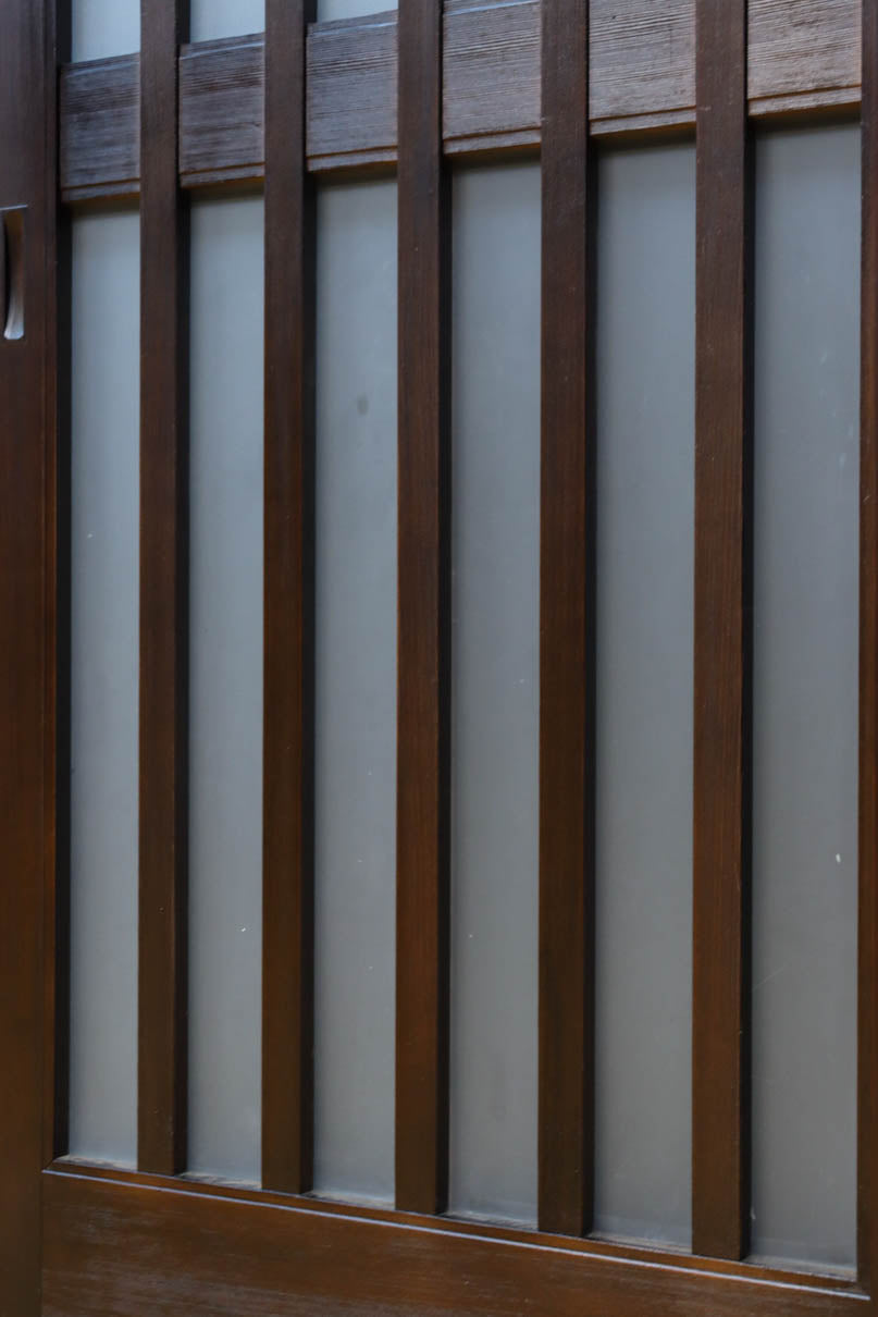 幅685ミリ　落ち着いた面持ちある半スリガラス入り全面角太格子戸　F8639　在庫4枚