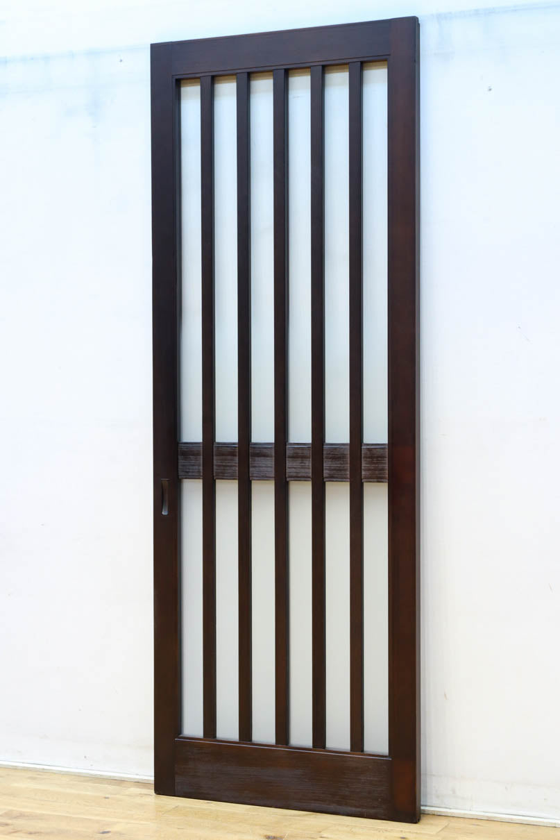 幅685ミリ　落ち着いた面持ちある半スリガラス入り全面角太格子戸　F8639　在庫4枚