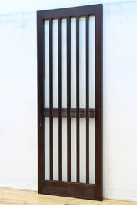 幅685ミリ　落ち着いた面持ちある半スリガラス入り全面角太格子戸　F8639　在庫4枚