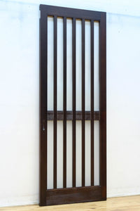 幅685ミリ　落ち着いた面持ちある半スリガラス入り全面角太格子戸　F8639　在庫4枚