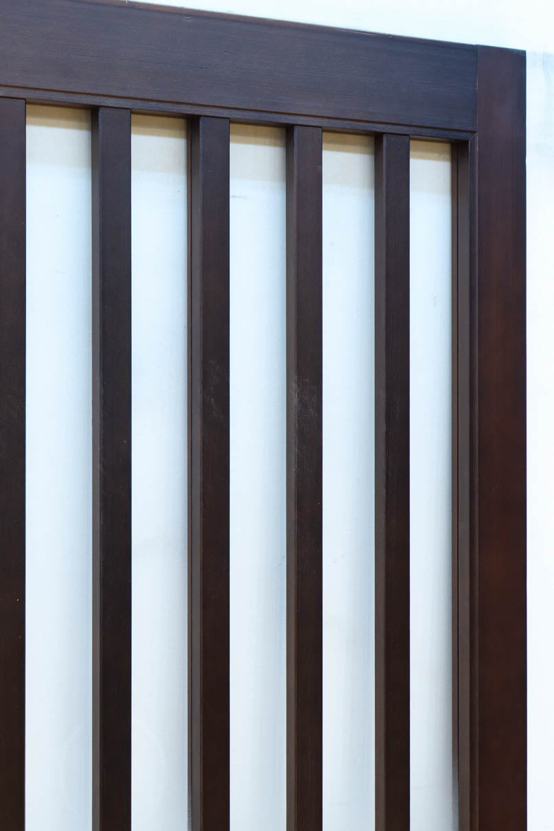 幅685ミリ　落ち着いた面持ちある半スリガラス入り全面角太格子戸　F8639　在庫4枚