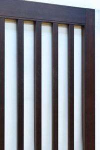 幅685ミリ　落ち着いた面持ちある半スリガラス入り全面角太格子戸　F8639　在庫4枚