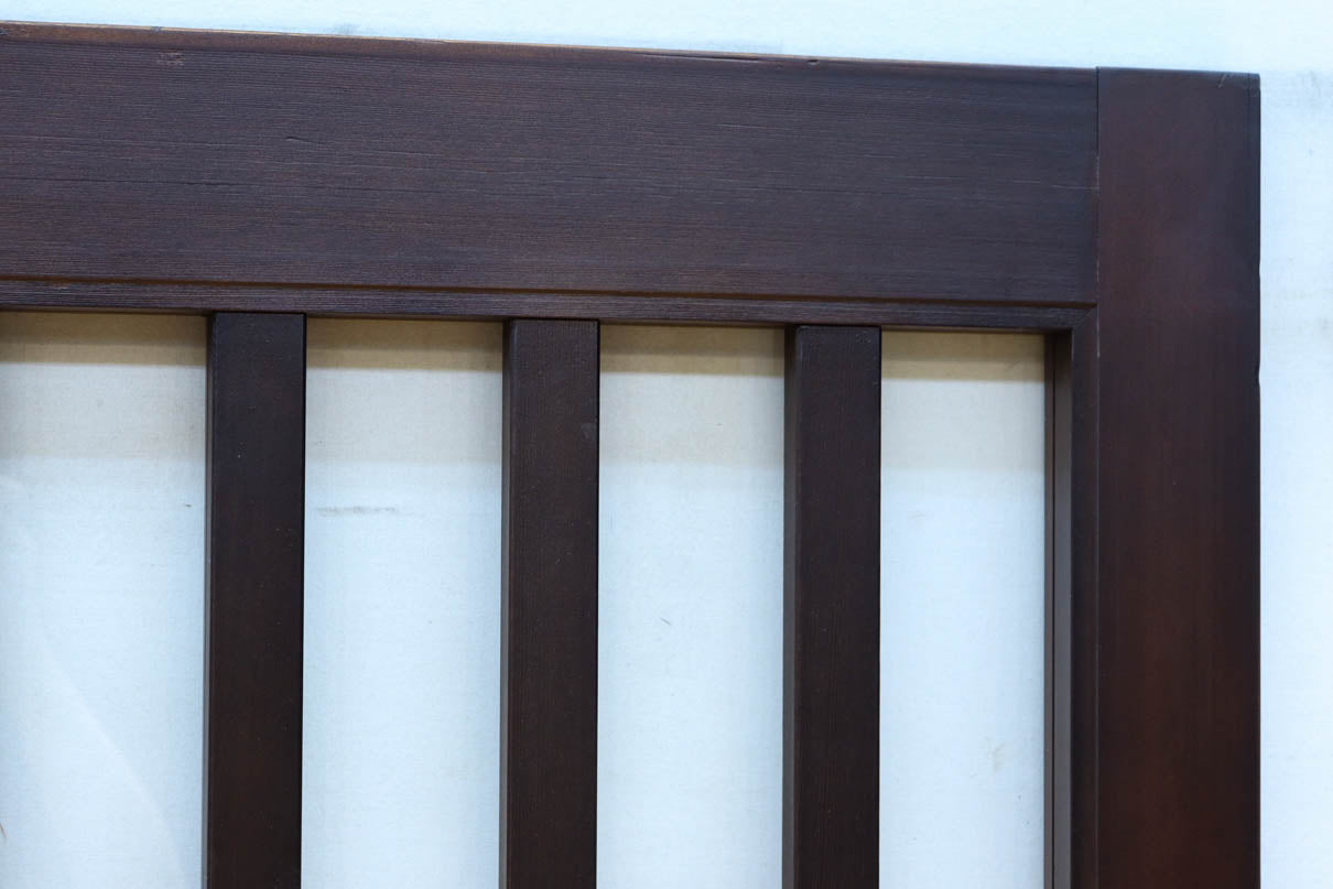 幅685ミリ　落ち着いた面持ちある半スリガラス入り全面角太格子戸　F8639　在庫4枚