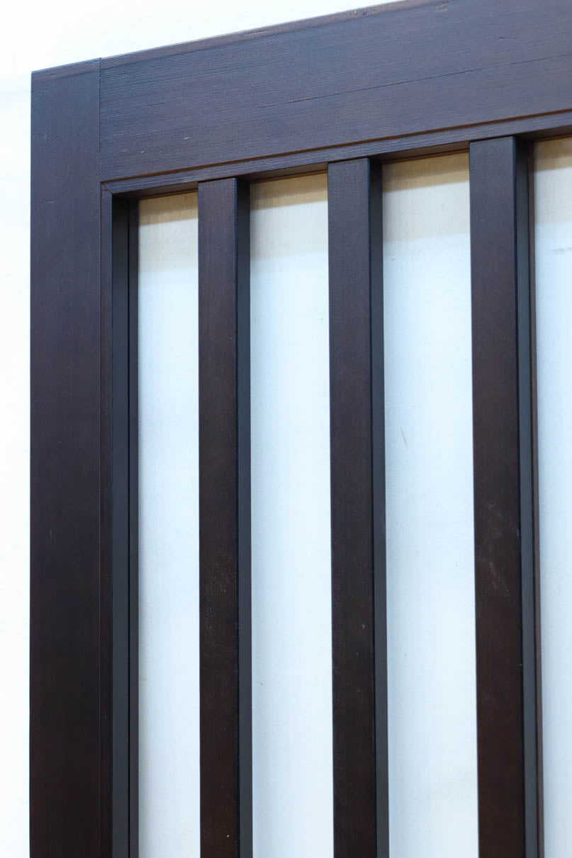 幅685ミリ　落ち着いた面持ちある半スリガラス入り全面角太格子戸　F8639　在庫4枚