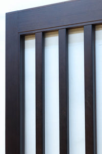 幅685ミリ　落ち着いた面持ちある半スリガラス入り全面角太格子戸　F8639　在庫4枚