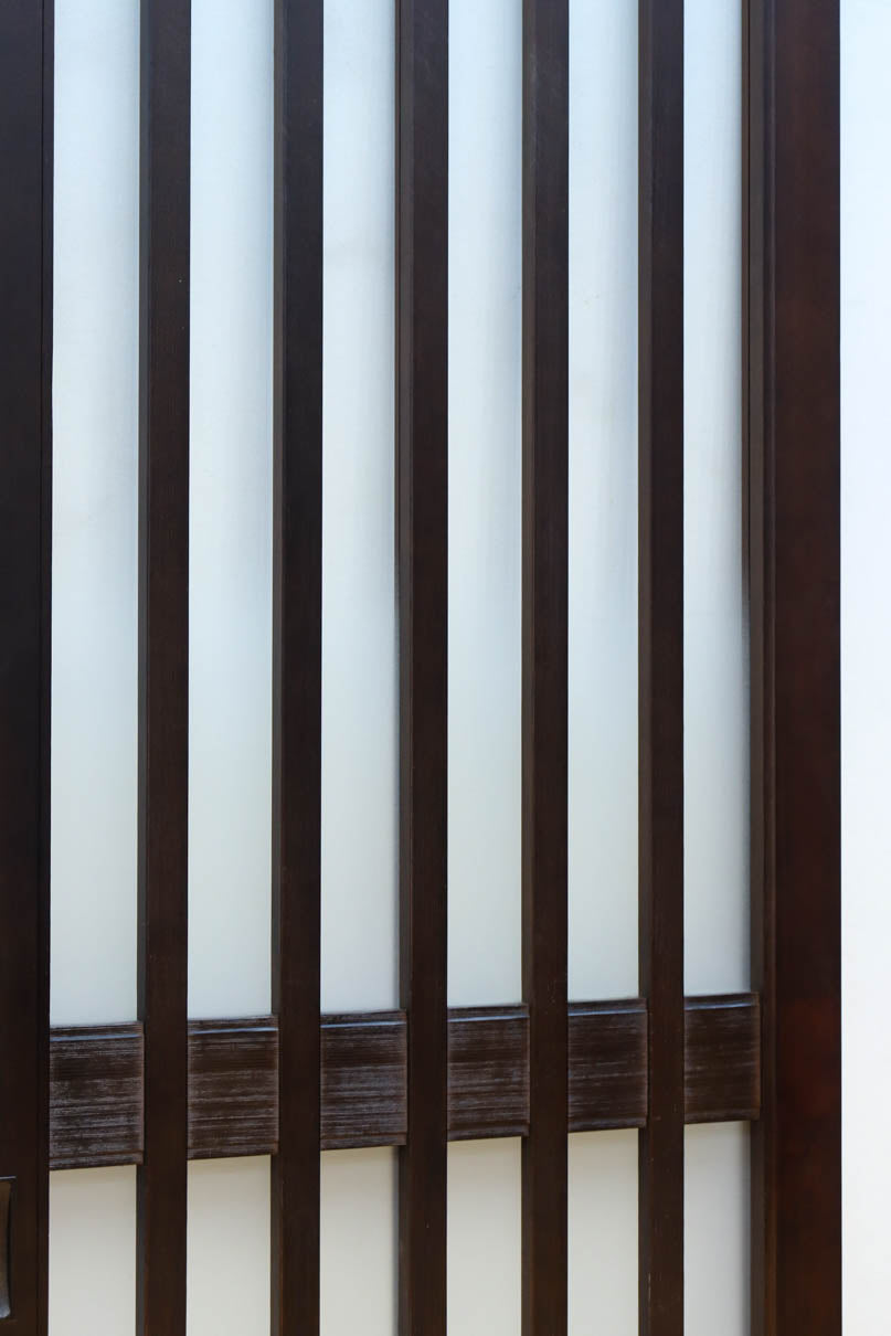 幅685ミリ　落ち着いた面持ちある半スリガラス入り全面角太格子戸　F8639　在庫4枚